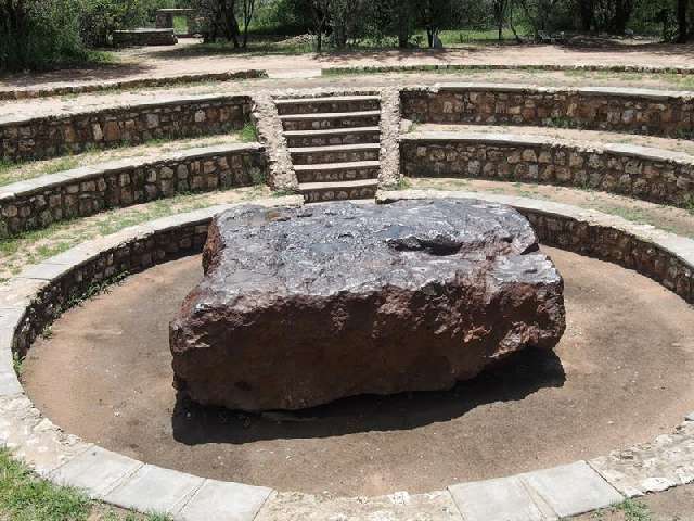 photo pierre météorite Hoba la plus grosse météorite au monde - www.pierrresdesante.com