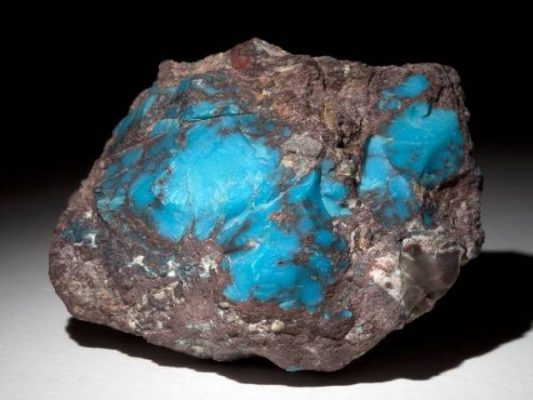 La pierre Turquoise, symbole de protection et de sérénité, favorise l'harmonie intérieure et la communication